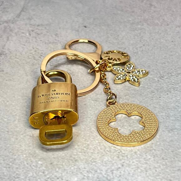 Louis Vuitton Lock and Key Set #341 with a Pink Fashion Clover Keychain - Picture 4 of 4